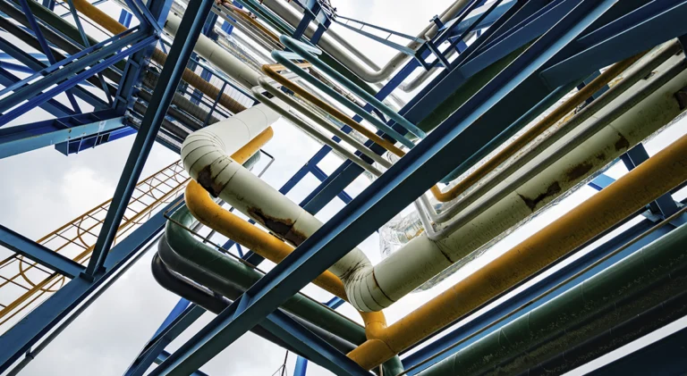 Engenheiro mecânico da Mecfield desenvolvendo projeto industrial