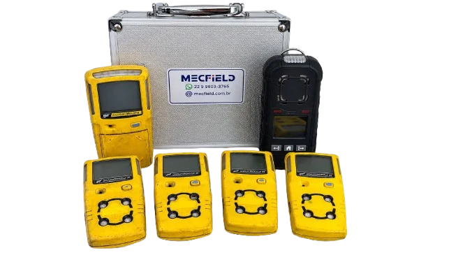 Detectores multigás da frota de locação da Mecfield, ao lado da maleta de transporte